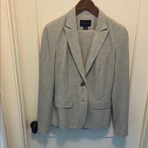 Banana Republic Women’s suit. Jacket size 6. Pants size 8.